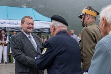 Uroczystość upamiętnienia mjra Adolfa Pilcha - wręczene medalu 27 Pułku Ułanów im. Króla Stefana Batorego Piotrowi Wybrańcowi z Muzeum Spadochroniarstwa w Wiśle